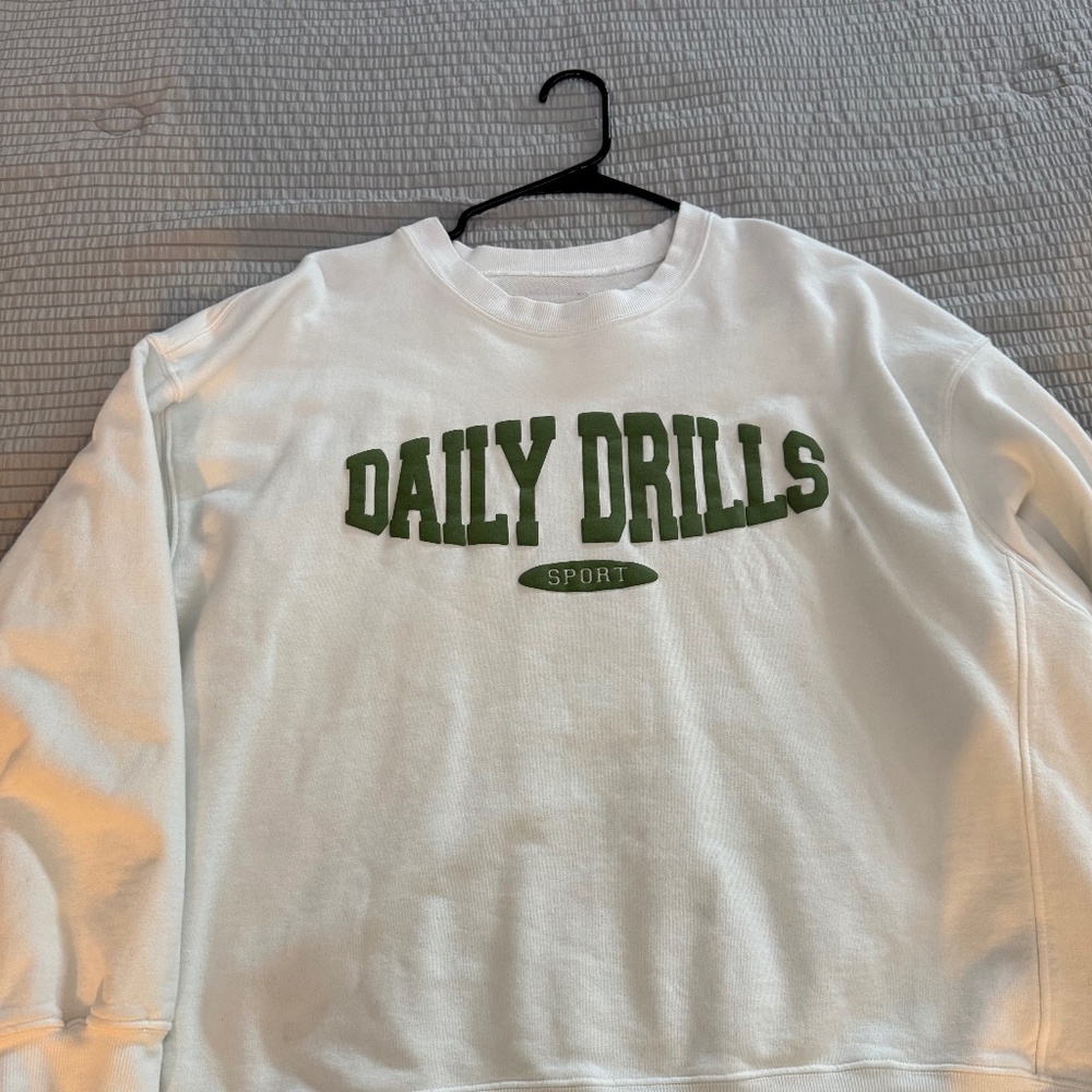Daily Drills white and green pullover xs /s